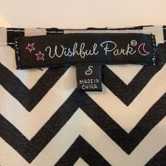 WISHFUL PARK 3/4 sleeve chevron blouse - Picture 3 of 5